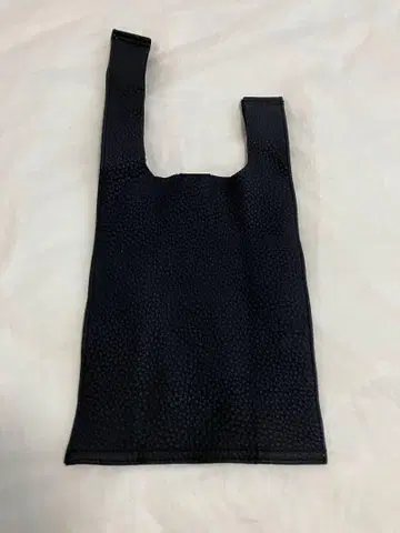 ITTI 블랙 슈링크 가죽 핸드백