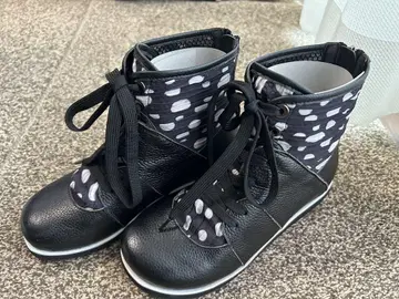 센소유니코 지우 블랙과 화이트 도트 무늬 레이스업 부츠