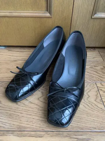 t.inaba 블랙 퀼팅 리본 펌프스