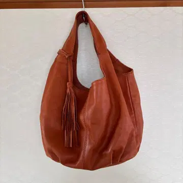 오렌지 태슬 포함 숄더백