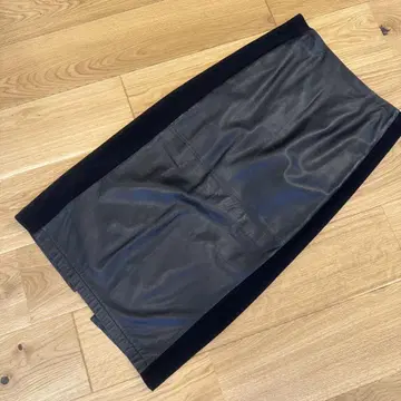 엠포리오 아르마니 블랙 가죽 타이트 스커트 무릎 기장