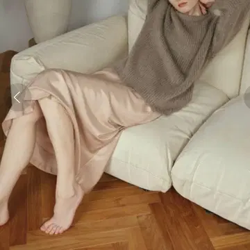 미라 오웬 새틴 롱 스트레이트 내로우 스커트