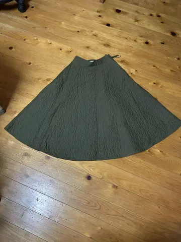 UNIQLO JW ANDERSON 퀼팅 플레어 롱 스커트 카키