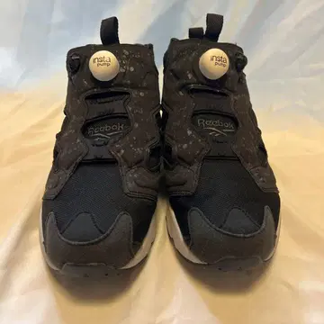 리복 인스타 펌프 블랙 스니커즈