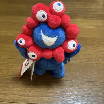 서 있는 미야쿠미야쿠 봉제 인형