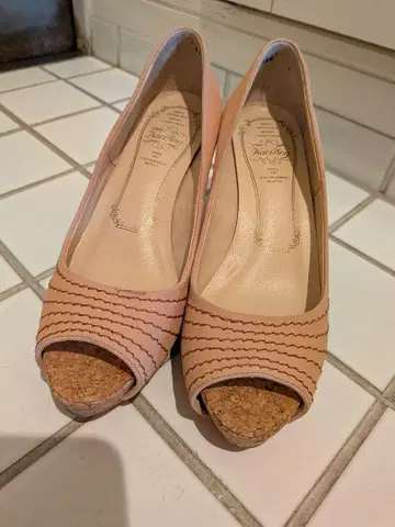 칼리앙 오픈토 펌프스