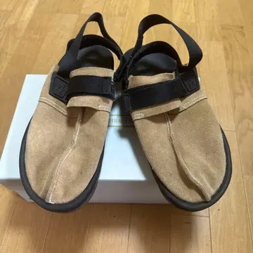 베이지 스웨이드 샌들