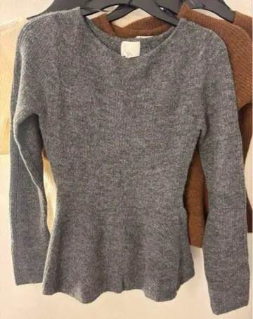 H&M 페플럼 니트 상의