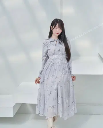 로제 뮤즈 Ribbon pattern pleated dress