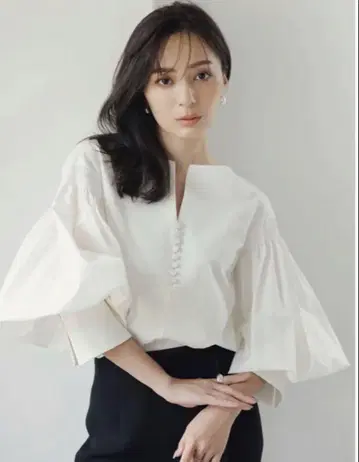 [ 새상품급 ] 셔링 볼륨 블라우스 화이트 나카무라 아사미