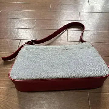 그레이와 빨간색 핸드백