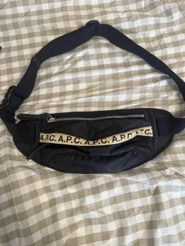 A.P.C. 블랙 바디백
