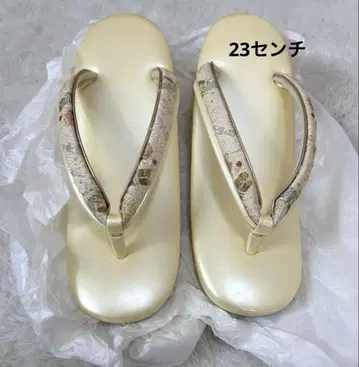 크림색 조리 꽃무늬 하나오 부착