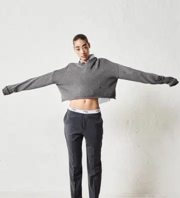 Homme Girls V넥 크롭 스웨터