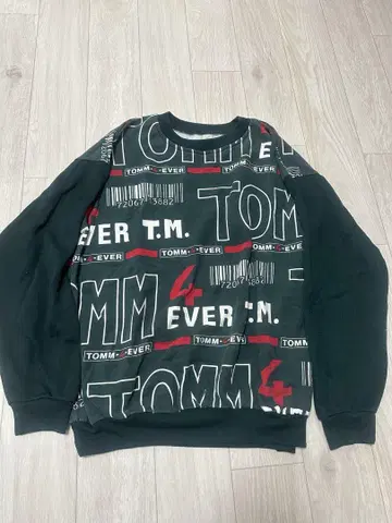 TOMMY HILFIGER 바코드 프린트 맨투맨