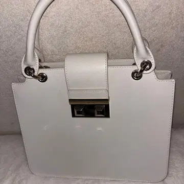 미사용품 FURLA 화이트 핸드백 플랩 포함