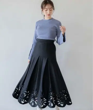 noela 펀칭 플레어 절개 턱 스커트