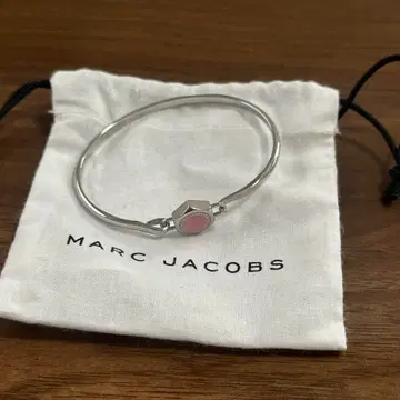 MARC JACOBS 핑크 참 팔찌
