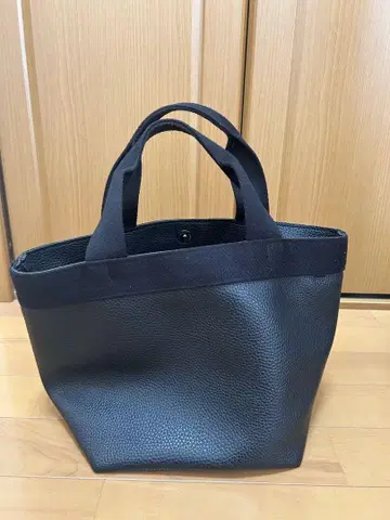 심플 블랙 토트백