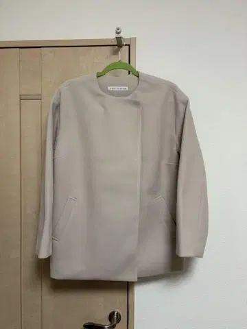 베이지 더블 버튼 노카라 코트