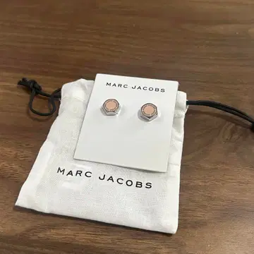 MARC JACOBS 육각형 스터드 귀걸이