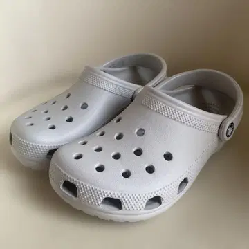 Crocs 그레이 클로그 샌들