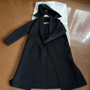 후드 부착 블랙 롱 코트