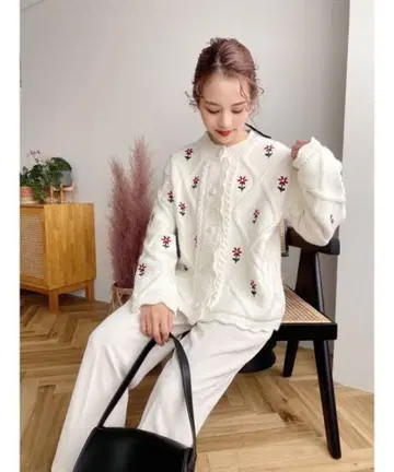 주멜로 플라워 자수 가디건