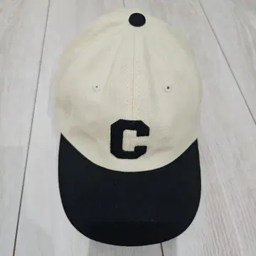 베이지와 블랙의 C 자수 캡