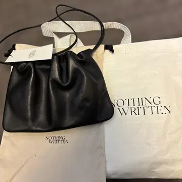 NOTHING WRITTEN 블랙 숄더백 한국 한남동 매장 구매