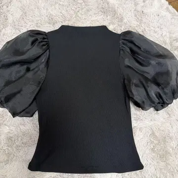 SNIDEL 볼륨 슬리브 블랙 상의