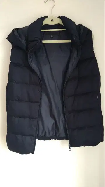 UNIQLO 후드 부착 다운 베스트 네이비