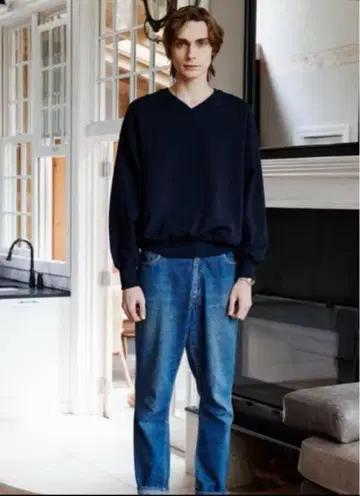 Logo Embroidery V-neck Sweatshirt