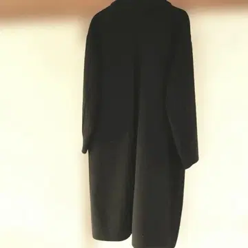블랙 롱 코트 앞면 포켓 부착