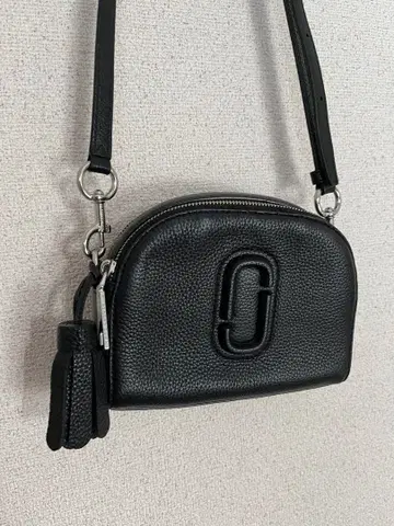 마크 제이콥스 블랙 가죽 숄더백 태슬 포함 블랙