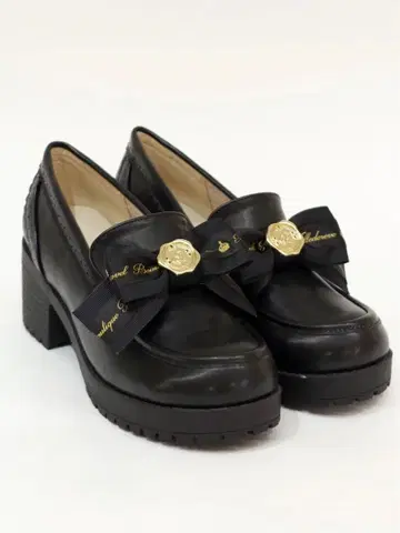 Amavel 로고 리본 부착 비브람 로퍼 펌프스