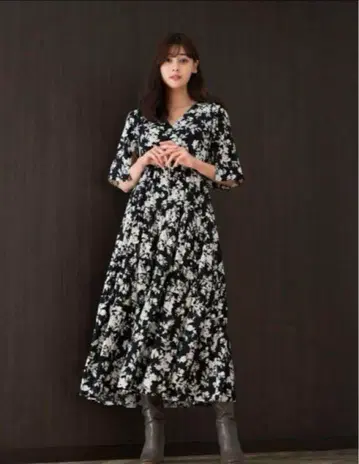 Monotone Floral Slit Sleeve Dress