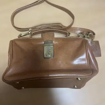 가죽 숄더백 The British Bag 거의 미사용