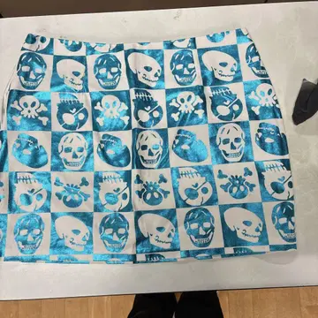 메탈릭한 스컬 패턴의 타이트 스커트