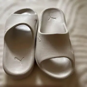 Puma 화이트 샌들 오픈토