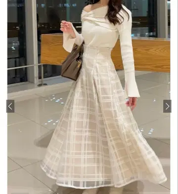 아이보리 체크 무늬 플레어 스커트