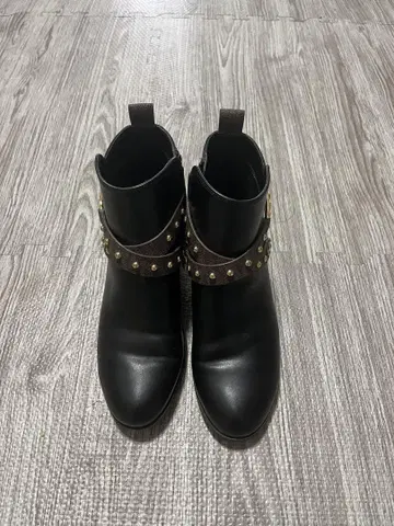 MK 스터드 장식 블랙 부티