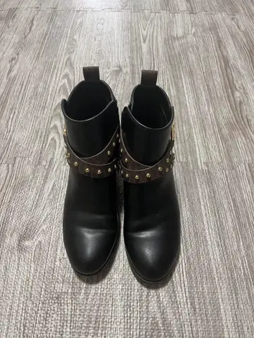 MK 스터드 장식 블랙 부티 6.5M