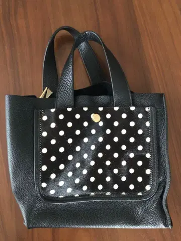 FURLA 도트 무늬 포켓 부착 가죽 토트백