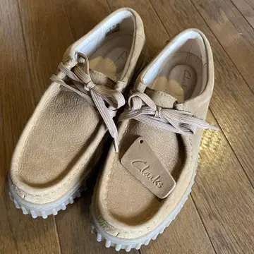 Clarks 베이지 모카신