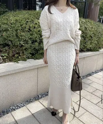 아이보리 V넥 케이블 짜임 니트 셋업
