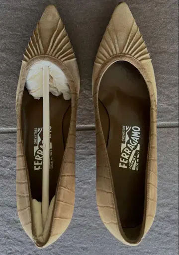 FERRAGAMO 베이지 스웨이드 펌프스 미사용