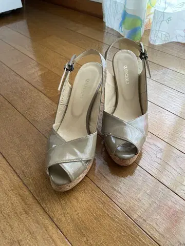 베이지 에나멜 오픈토 하이힐 일본제