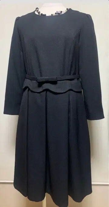 블랙 긴팔 무릎 기장 원피스