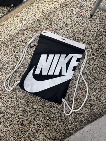 NIKE 냅색 블랙/화이트